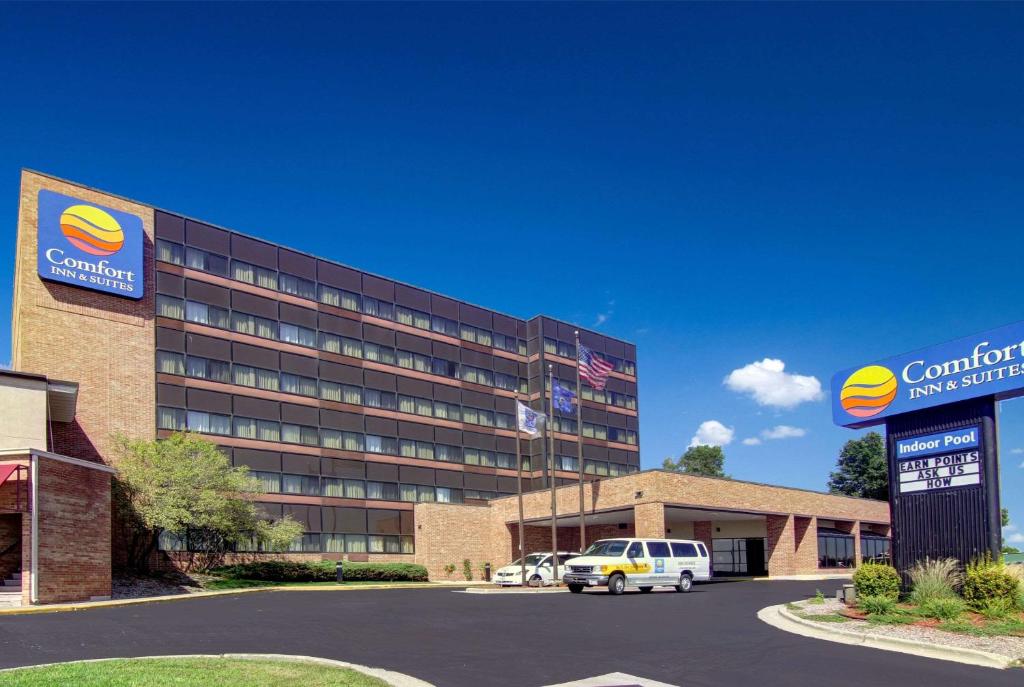 Comfort Inn & Suites Madison - Airport Main image 1